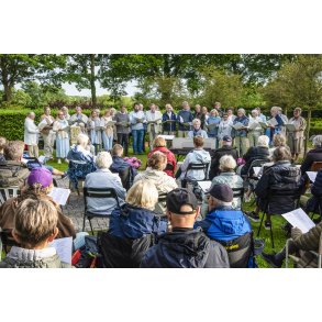 Chrysilliskoret synger p� Beder kirkeg�rd