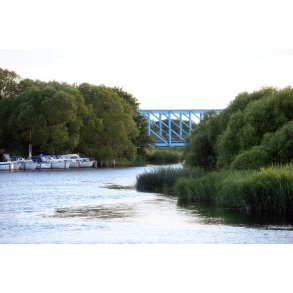 Den Bl� Bro over Guden�en i Randers, ved motorb�dsklubben