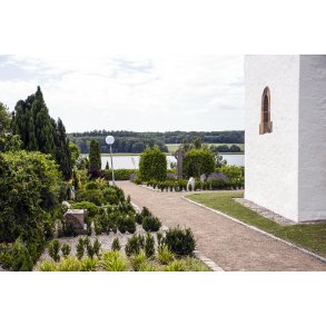 Brabrand Kirke ligger ned til Brabrand S�