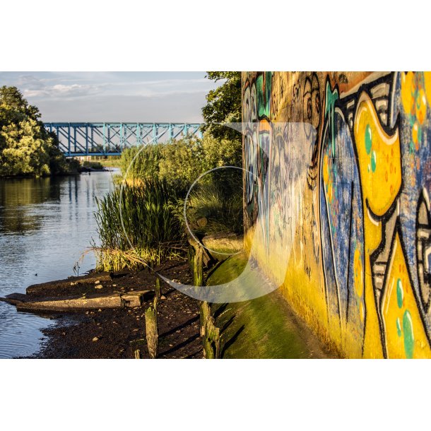 "Den Bl Bro" over Gudenen i Randers, set fra jernbanebroen med graffiti