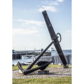 Anker p� havnen i Hvalpsund ved Limfjorden, med Sunds�re-Hvalpsund f�rgen i baggrunden