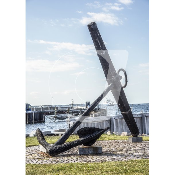Anker p havnen i Hvalpsund ved Limfjorden, med Sundsre-Hvalpsund frgen i baggrunden