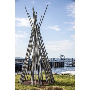 Bundgarnsp�le p� havnen i Hvalpsund ved Limfjorden, med Sunds�re-Hvalpsund f�rgen i baggrunden