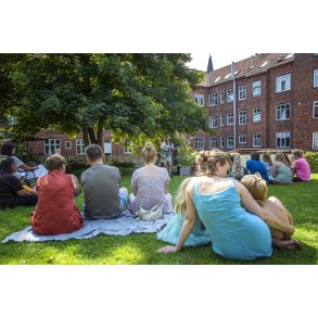 Anastasia Steffensen spiller i Sennelshaven ved Randers Festuge