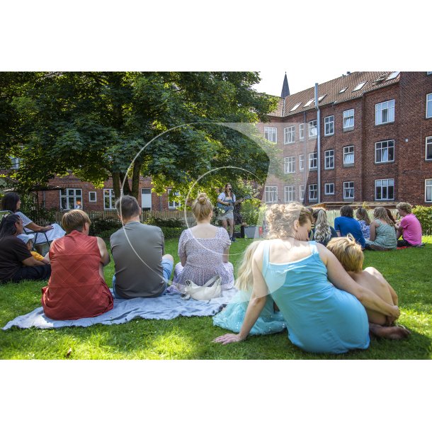Anastasia Steffensen spiller i Sennelshaven ved Randers Festuge