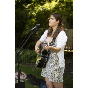 Anastasia Steffensen spiller i Sennelshaven ved Randers Festuge