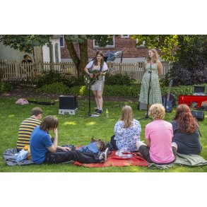 Anastasia Steffensen spiller i Sennelshaven ved Randers Festuge