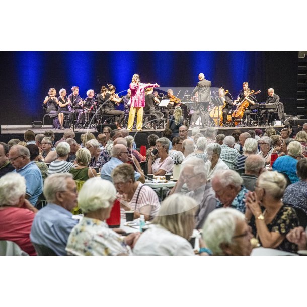 Pensionist kaffebord i Arena Randers med Anette Heick og Randers Kammerorkester