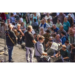 Kandis p� scenen ved Handicap Festival i Arena Randers