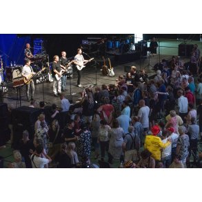 Kandis p� scenen og Jacob Haugaard blandt et dansende publikum, i Arena Randers