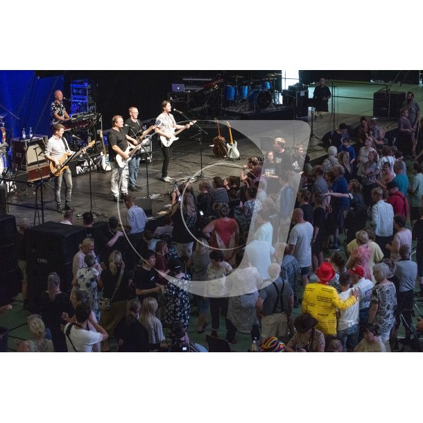 Kandis p scenen og Jacob Haugaard blandt et dansende publikum, i Arena Randers