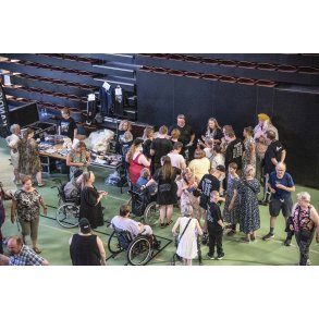 Johnny Hansen st�r ved Kandis Merchandise til Handicap Festival i Arena Randers