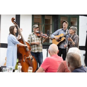 Malling Mountain Boys spiller p� Skovm�llen ved Moesgaard