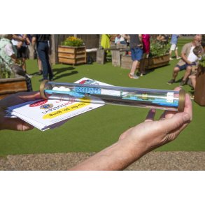 Depechen til F�llesskabs stafet ses her p� R�dhustorvet ved Randers Festuge