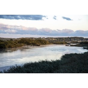 Tidlig morgen ved Guden�en i Randers, med Hornb�k i baggrunden