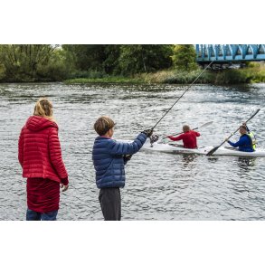 Lystfisker Noah fisker i Guden�en ved Den Bl� Bro i Randers, samtidig med Tour de Guden�