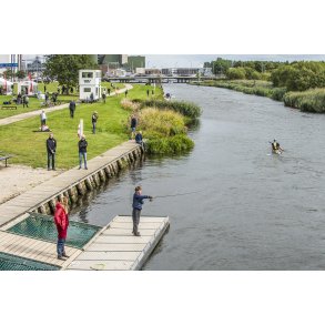 Lystfisker Noah fisker i Guden�en ved Den Bl� Bro i Randers, samtidig med Tour de Guden�