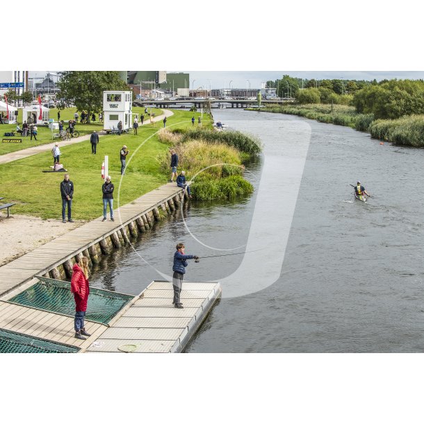 Lystfisker Noah fisker i Gudenen ved Den Bl Bro i Randers, samtidig med Tour de Guden