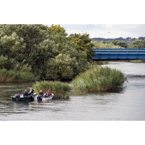 Lystfiskere i b�de p� Guden�en mellem Den Bl� Bro og jernbanebroen ved Randers