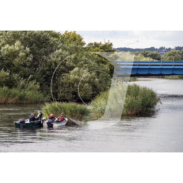 Lystfiskere i bde p Gudenen mellem Den Bl Bro og jernbanebroen ved Randers