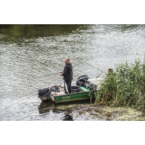 Lystfiskere i b�d p� Guden�en ved Randers