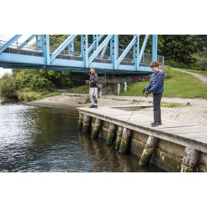 Lystfiskere fisker efter Aborre i Guden�en ved Den Bl� Bro i Randers