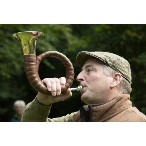 Jan Mikkelsen spiller p� jagthorn i Vilhelmsborg skovene