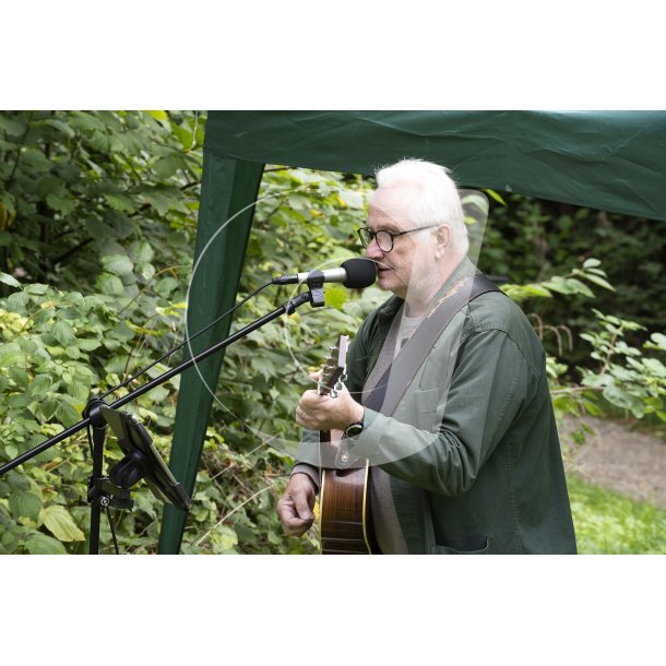 Ole Nrskov spiller ved en "Giber  Kulturdage" koncert foran Vilhelmborg Slot ved Giber 