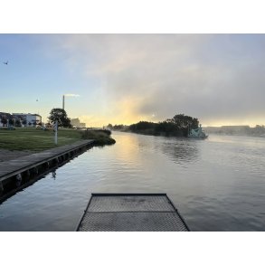 Solopgang over Guden�en ved Randers en efter�rsmorgen med dis