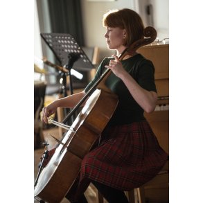 Cecilie Schmidt Dam spiller Cello i Folkehuset i M�rslet ved 