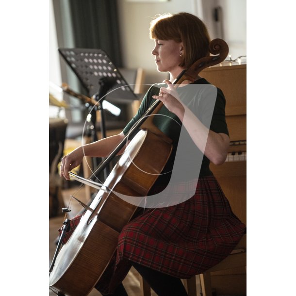 Cecilie Schmidt Dam spiller Cello i Folkehuset i Mrslet ved "Giber  Kulturdages" koncert