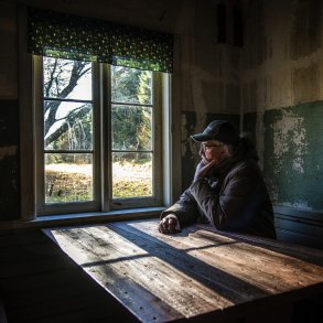 Ole sidder i kolonnehus til banepersonalet ved Gjernbanen mellem Laurbjerg og Granslev