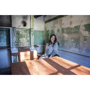 Heidi sidder i kolonnehus til banepersonalet ved Gjernbanen mellem Laurbjerg og Granslev