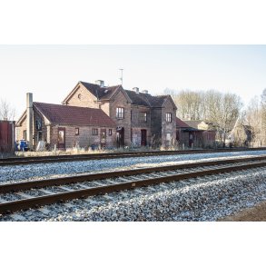 Laurbjerg station med B�sbro Kro i baggrunden