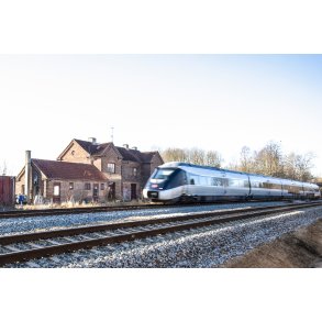 Sydg�ende EC4 k�rer forbi Laurbjerg station