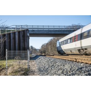 IC3 tog p� vej under den ny jernbanebro mod Bidstrup ved Laurbjerg