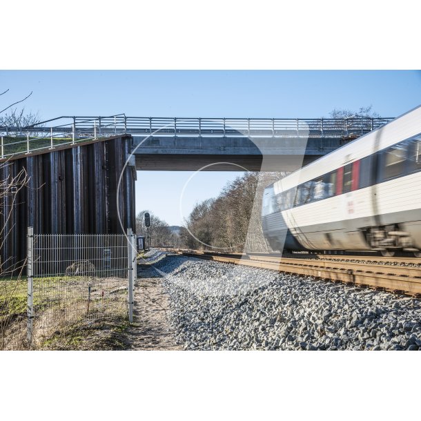 IC3 tog p vej under den ny jernbanebro mod Bidstrup ved Laurbjerg