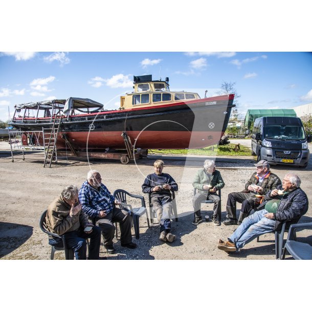 Lillebjrn p bedding i Randers havn. Kaffepause.