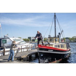 Lillebj�rn l�gger til kaj i Randers havn