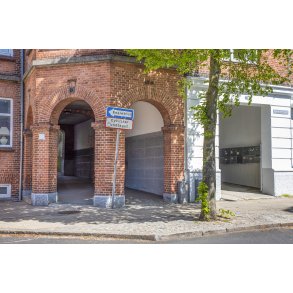 Indgang til port med trappe fra Danmarksgade mod Hobrovej i Randers