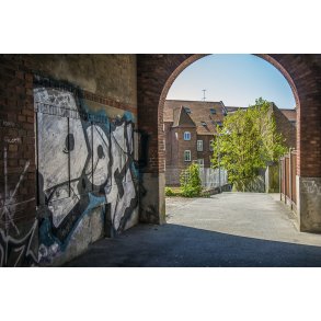 Grafitti i port ned mod trappen til Danmarksgade