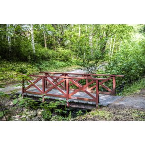 En af smukke r�de tr�broer over Ladeg�rdsb�kken ved B�kkestien i Randers