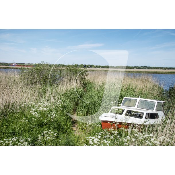 Forladt motorbd p sydsiden af Randers Fjord med Coaster i baggrunden