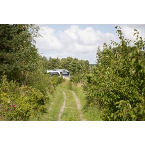 Arriva tog fra Viborg t�t p� Lang� Station, set fra stien mod �bro