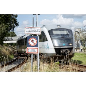 Arriva tog forlader Lang� station mod Viborg