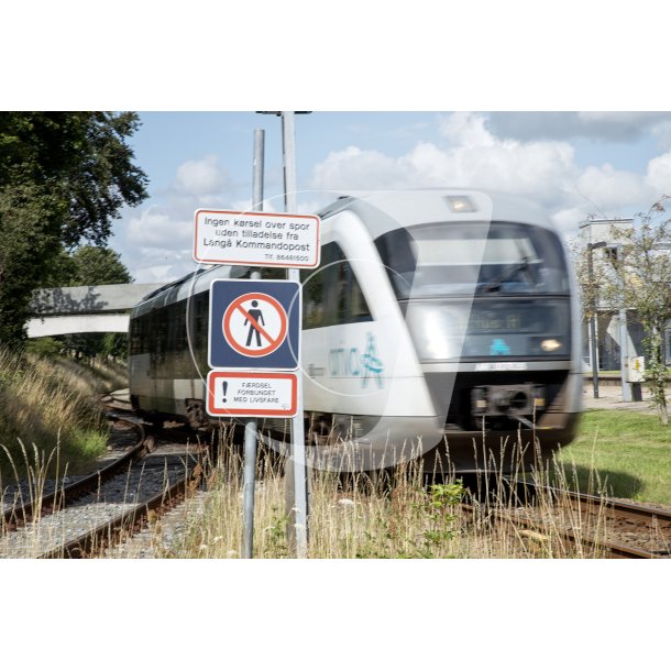 Arriva tog forlader Lang station mod Viborg