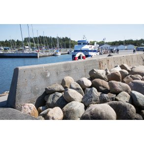 R�nbjerg havn er godt beskyttet af moler. I baggrunden R�nbjerg-Liv� f�rgen Bertha-K 