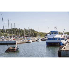 Motorb�d p� vej ind i R�nbjerg havn. Til h�jre R�nbjerg-Liv� f�rgen Bertha-K 