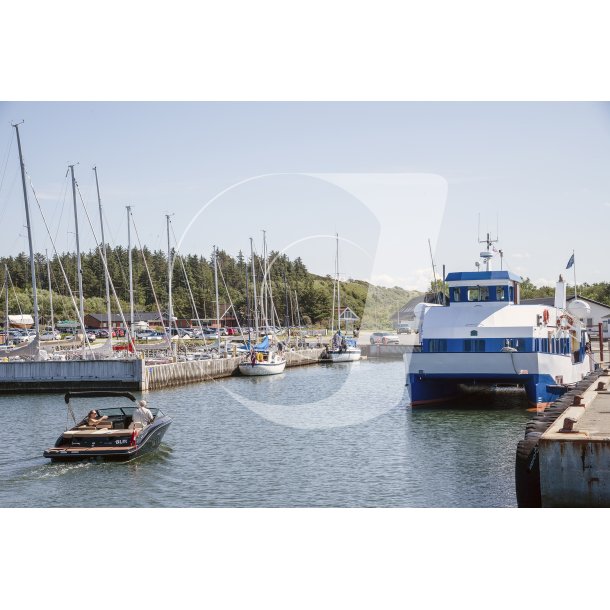 Motorbd p vej ind i Rnbjerg havn. Til hjre Rnbjerg-Liv frgen Bertha-K 