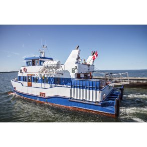 F�rgen Bertha-K forlader R�nbjerg havn mod Liv� i baggrunden